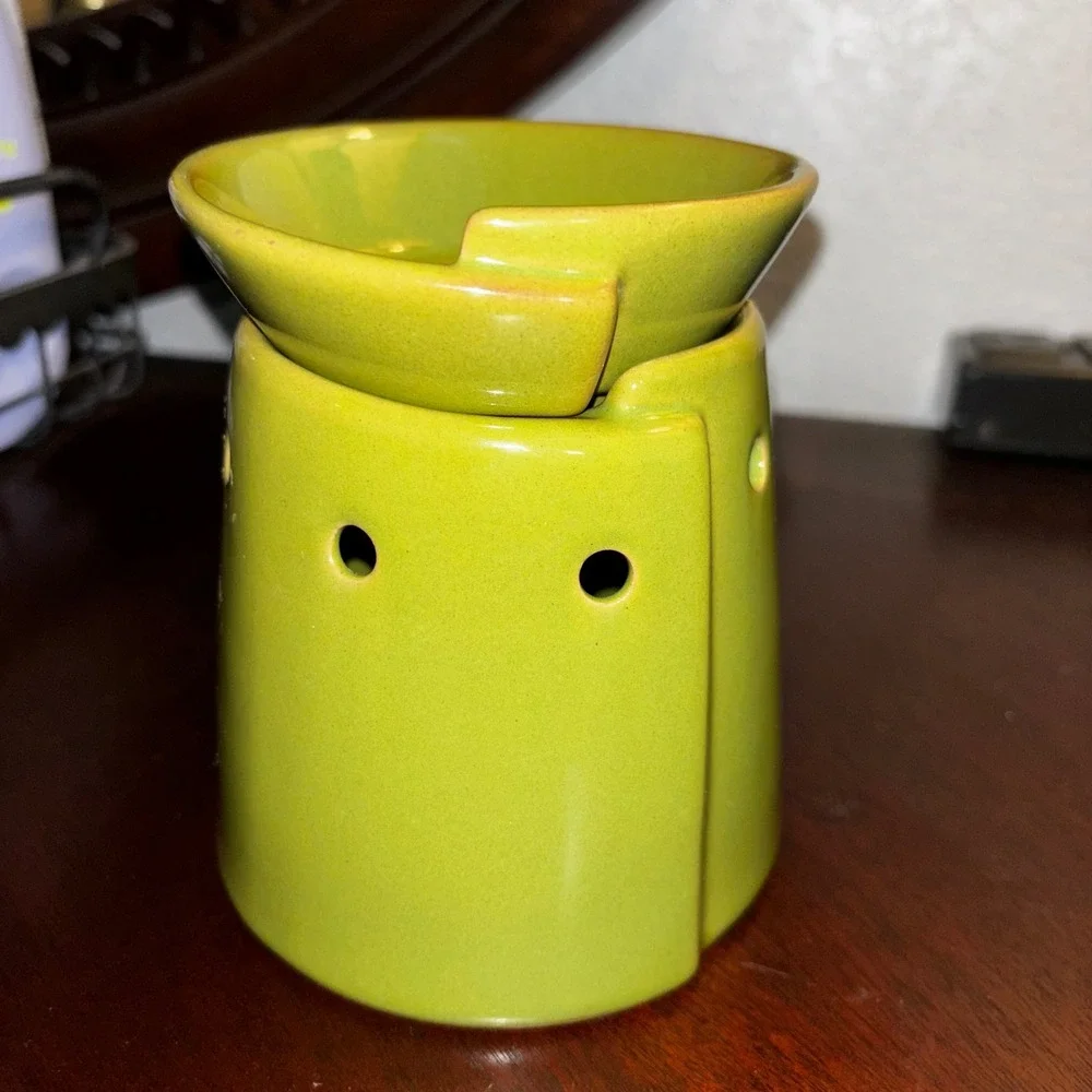 Scentsy Electric Wax Warmer Lime Green Ceramic Modern‎ Wrap Design with 20W bulb